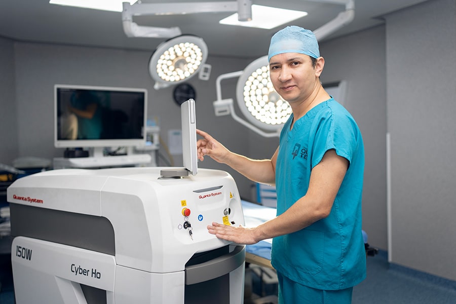 Dr Jason Zarate Urologo Quito Axxis Hospital De Los Valles Cirujano2-min