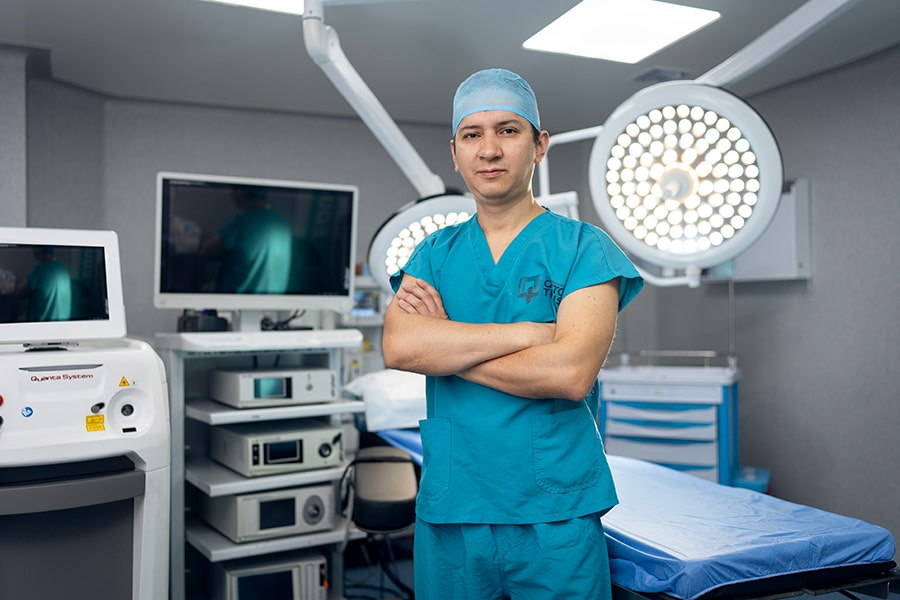 Dr Jason Zarate Urologo Quito Axxis Hospital De Los Valles Cirujano3-min