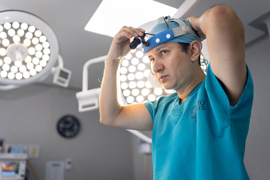 Dr Jason Zarate Urologo Quito Axxis Hospital De Los Valles Cirujano4-min